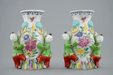Deux paires de vases d'applique en porcelaine de Chine famille rose, Qianlong, 18&egrave;me