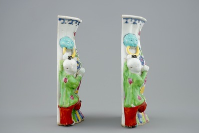 Deux paires de vases d'applique en porcelaine de Chine famille rose, Qianlong, 18&egrave;me