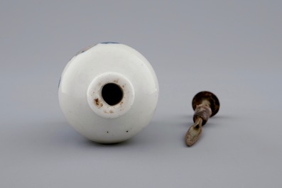 Een Chinees snuifflesje in blauw, wit en onderglazuur rood, 19e eeuw
