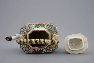 A Chinese famille verte teapot and a plate with fish, Kangxi