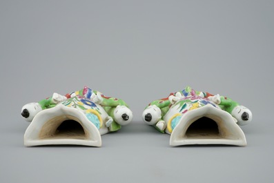 Deux paires de vases d'applique en porcelaine de Chine famille rose, Qianlong, 18&egrave;me