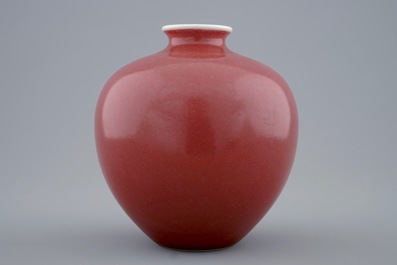 Un vase de forme globulaire en rouge monochrome, marque de Daoguang, 19/20&egrave;me
