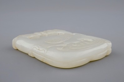 Un pendentif en jade blanc sculpt&eacute; aux dragons et ph&eacute;nix, 19/20&egrave;me