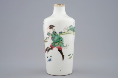 Un vase en porcelaine de Chine famille rose &agrave; d&eacute;cor d'un combat, Yongzheng, 1723-1735