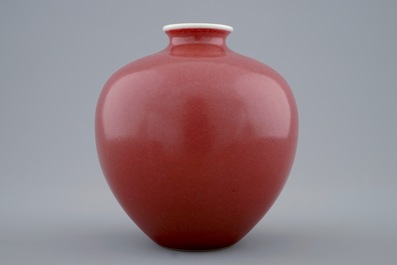 Un vase de forme globulaire en rouge monochrome, marque de Daoguang, 19/20&egrave;me