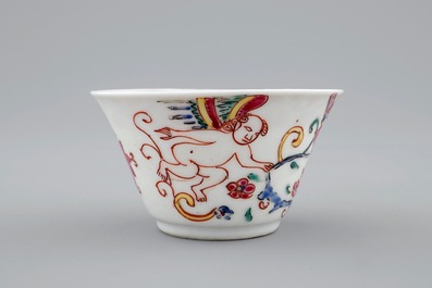Een Chinese famille rose kop en schotel met gevleugelde putti, Yongzheng/Qianlong, 18e eeuw