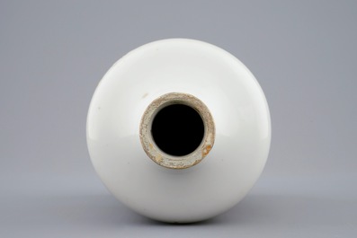 Un vase en porcelaine de Chine famille rose &agrave; d&eacute;cor d'un combat, Yongzheng, 1723-1735