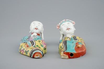 Deux paires de vases d'applique en porcelaine de Chine famille rose, Qianlong, 18&egrave;me