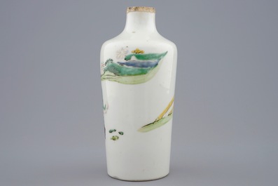 Un vase en porcelaine de Chine famille rose &agrave; d&eacute;cor d'un combat, Yongzheng, 1723-1735