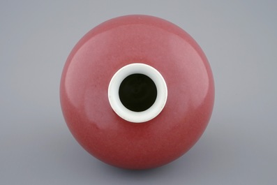 Un vase de forme globulaire en rouge monochrome, marque de Daoguang, 19/20&egrave;me