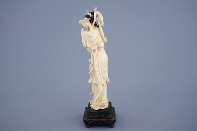 Une figure de Guanyin avec un oiseau en ivoire sculpt&eacute; sur socle en bois, 19&egrave;me