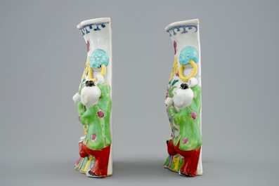 Deux paires de vases d'applique en porcelaine de Chine famille rose, Qianlong, 18&egrave;me