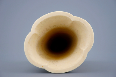 Un vase en ivoire sculpt&eacute; d'apr&egrave;s un mod&egrave;le archa&iuml;que sur socle en bois, 19&egrave;me