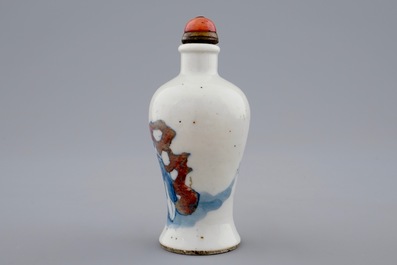 Een Chinees snuifflesje in blauw, wit en onderglazuur rood, 19e eeuw