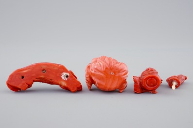Three Chinese red coral figures incl. a snuff bottle, 19/20th C.
