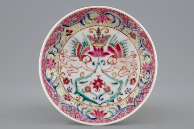 Een Chinese famille rose kop en schotel met gevleugelde putti, Yongzheng/Qianlong, 18e eeuw