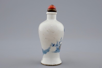 Een Chinees snuifflesje in blauw, wit en onderglazuur rood, 19e eeuw