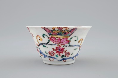 Een Chinese famille rose kop en schotel met gevleugelde putti, Yongzheng/Qianlong, 18e eeuw