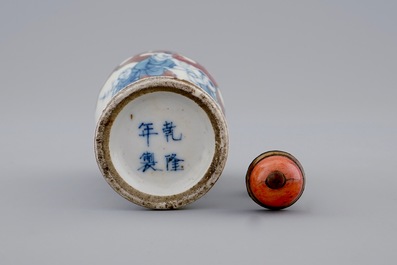 Een Chinees snuifflesje in blauw, wit en onderglazuur rood, 19e eeuw