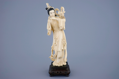 Une figure de Guanyin avec un oiseau en ivoire sculpt&eacute; sur socle en bois, 19&egrave;me