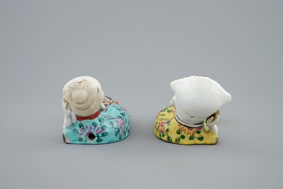 Deux paires de vases d'applique en porcelaine de Chine famille rose, Qianlong, 18&egrave;me