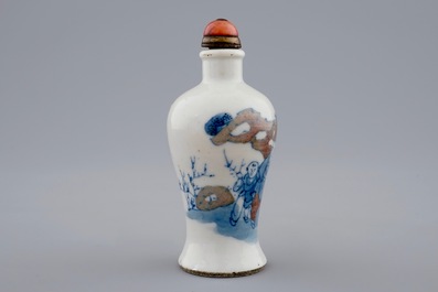 Een Chinees snuifflesje in blauw, wit en onderglazuur rood, 19e eeuw