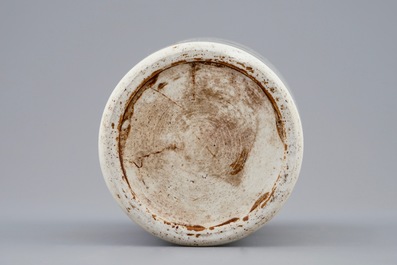 Un vase en porcelaine de Chine famille rose &agrave; d&eacute;cor d'un combat, Yongzheng, 1723-1735