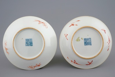 Une paire d'assiettes aux sujets europ&eacute;ens en porcelaine de Chine famille rose, Qianlong/Jiaqing, 18/19&egrave;me