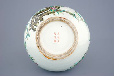 A fine Chinese famille rose tianqiuping "Nine peaches" vase, Guangxu mark, 19/20th C.
