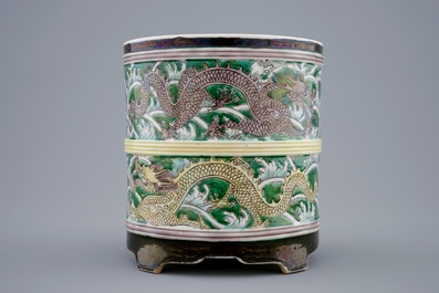 A Chinese famille noire brush pot with dragons, 19/20th C.