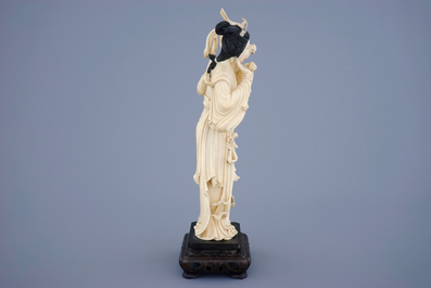 Une figure de Guanyin avec un oiseau en ivoire sculpt&eacute; sur socle en bois, 19&egrave;me