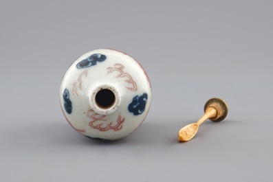 A Chinese blue, white and underglaze red snuff bottle, 18/19th C.