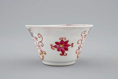 Een Chinese famille rose kop en schotel met gevleugelde putti, Yongzheng/Qianlong, 18e eeuw