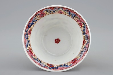 Een Chinese famille rose kop en schotel met gevleugelde putti, Yongzheng/Qianlong, 18e eeuw