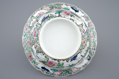 Een fijne Chinese famille rose kom met eenden, Yongzheng, 1723-1735