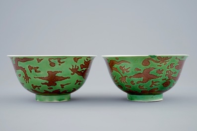 Une paire de bols aux dragons en porcelaine de Chine vert et aubergine, marque et &eacute;poque de Kangxi