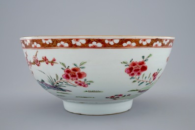Een Chinese famille rose kom met landschapsdecor, Yongzheng, 1723-1735