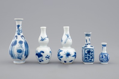 Un lot de 5 vases miniatures en porcelaine de Chine bleu et blanc, Kangxi