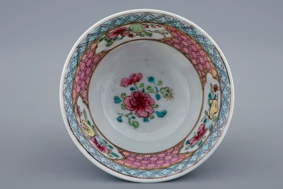 Une tasse et soucoupe en porcelaine de Chine famille rose coquille d'oeuf au danseuse, Yongzheng, 1723-1735