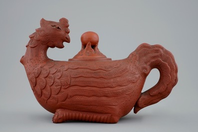 Une th&eacute;i&egrave;re et son couvercle en gr&egrave;s de Yixing en forme de ph&eacute;nix ou feng huang, Chine, 17/19&egrave;me
