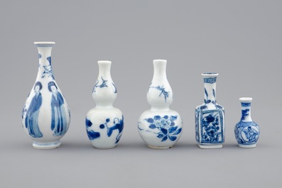 Un lot de 5 vases miniatures en porcelaine de Chine bleu et blanc, Kangxi