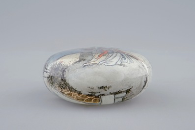 Une tabati&egrave;re en verre peint &agrave; l'int&eacute;rieur, Chine, 20&egrave;me