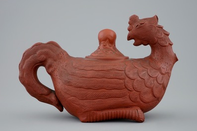 Une th&eacute;i&egrave;re et son couvercle en gr&egrave;s de Yixing en forme de ph&eacute;nix ou feng huang, Chine, 17/19&egrave;me