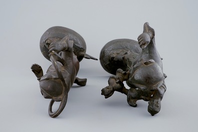 Une paire de sujets mythologiques en bronze, Chine, Dynastie Ming