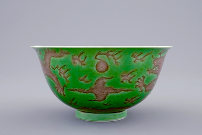 Een Chinese drakenkom met decor in groen en aubergine, Kangxi merk en periode