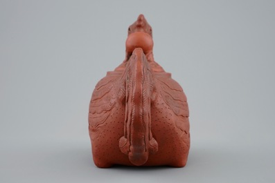 Une th&eacute;i&egrave;re et son couvercle en gr&egrave;s de Yixing en forme de ph&eacute;nix ou feng huang, Chine, 17/19&egrave;me