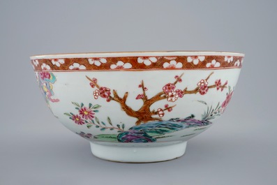 Een Chinese famille rose kom met landschapsdecor, Yongzheng, 1723-1735