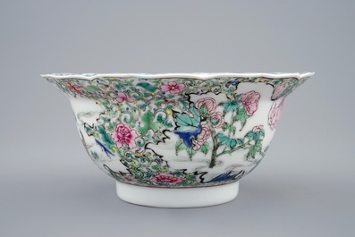 Een fijne Chinese famille rose kom met eenden, Yongzheng, 1723-1735