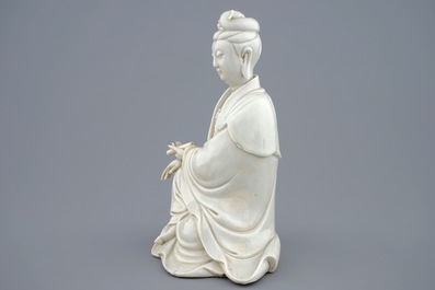 Een Chinese blanc de Chine Guanyin met reli&euml;fmerk, 18e eeuw