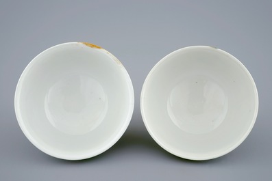 Une paire de bols aux dragons en porcelaine de Chine vert et aubergine, marque et &eacute;poque de Kangxi